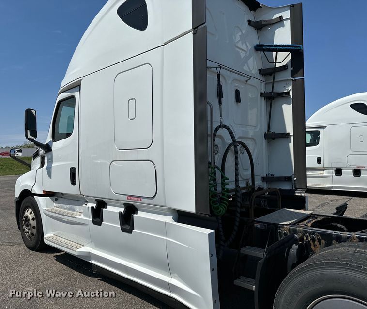 image for item NH9197 2018 Freightliner  Cascadia semi truck