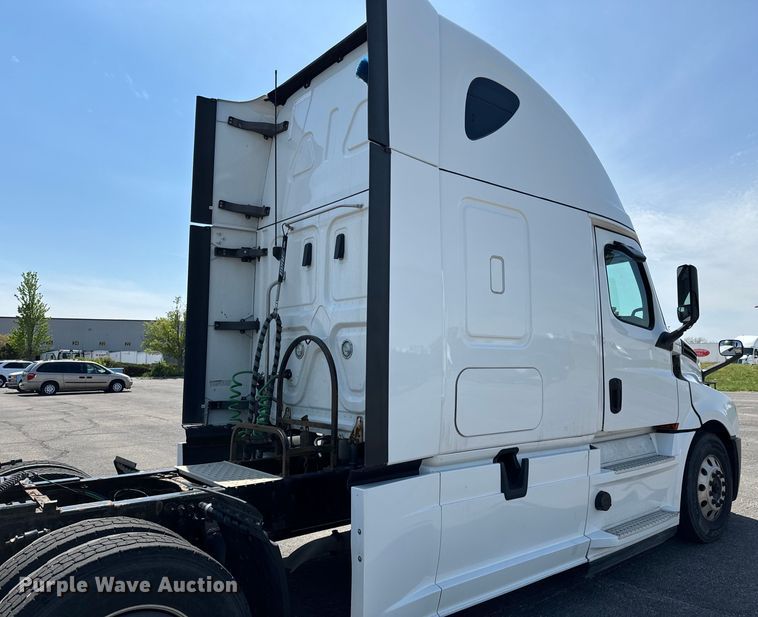 image for item NH9197 2018 Freightliner  Cascadia semi truck