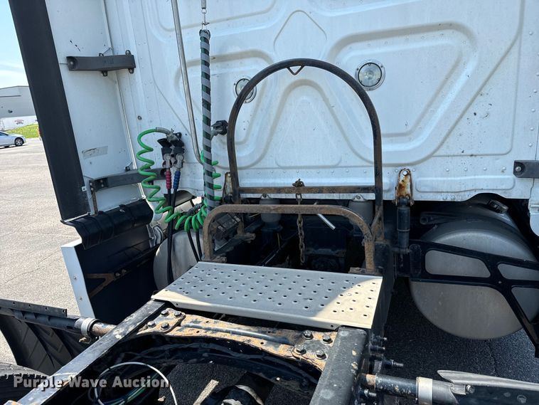 image for item NH9197 2018 Freightliner  Cascadia semi truck