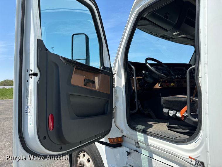 image for item NH9197 2018 Freightliner  Cascadia semi truck