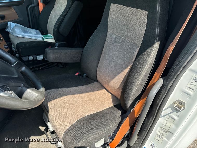 image for item NH9197 2018 Freightliner  Cascadia semi truck