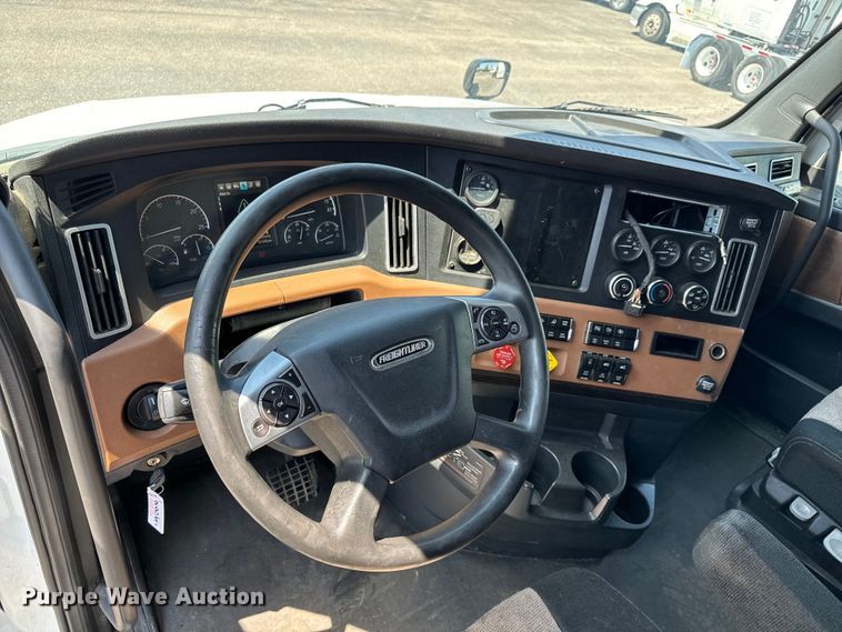 image for item NH9197 2018 Freightliner  Cascadia semi truck