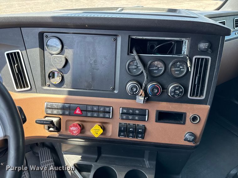 image for item NH9197 2018 Freightliner  Cascadia semi truck