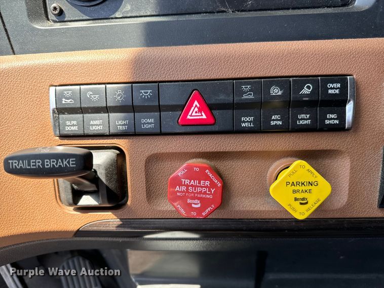 image for item NH9197 2018 Freightliner  Cascadia semi truck