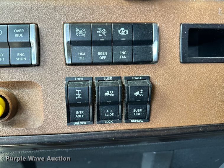 image for item NH9197 2018 Freightliner  Cascadia semi truck