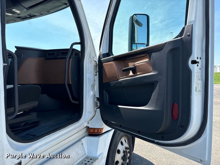 image for item NH9197 2018 Freightliner  Cascadia semi truck