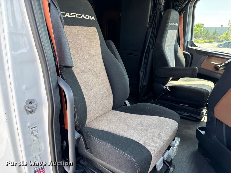 image for item NH9197 2018 Freightliner  Cascadia semi truck