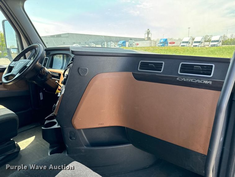 image for item NH9197 2018 Freightliner  Cascadia semi truck