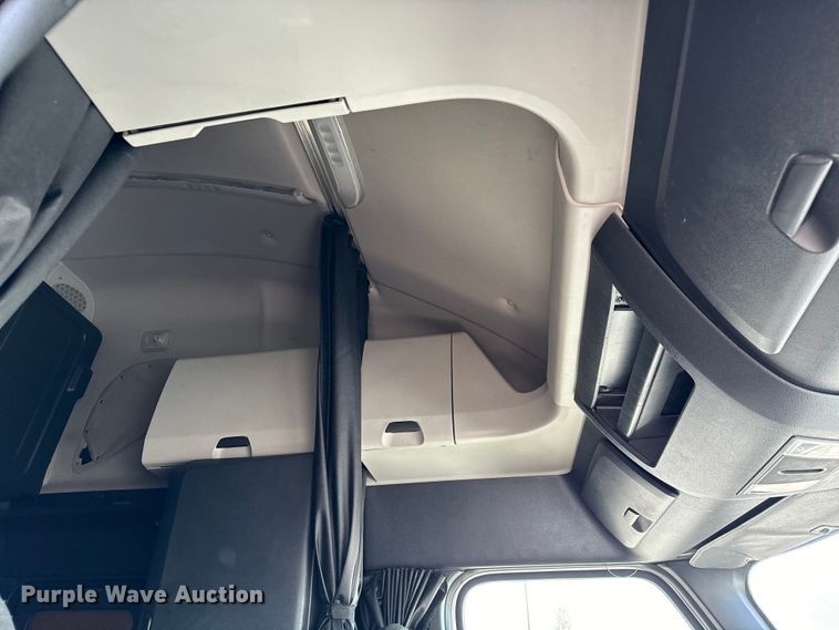 image for item NH9197 2018 Freightliner  Cascadia semi truck