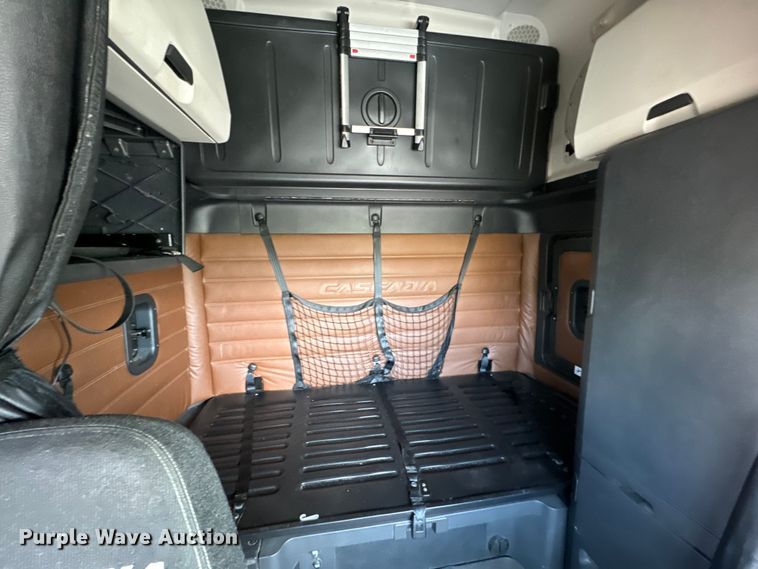 image for item NH9197 2018 Freightliner  Cascadia semi truck