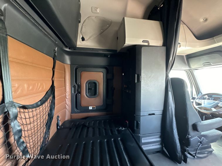 image for item NH9197 2018 Freightliner  Cascadia semi truck