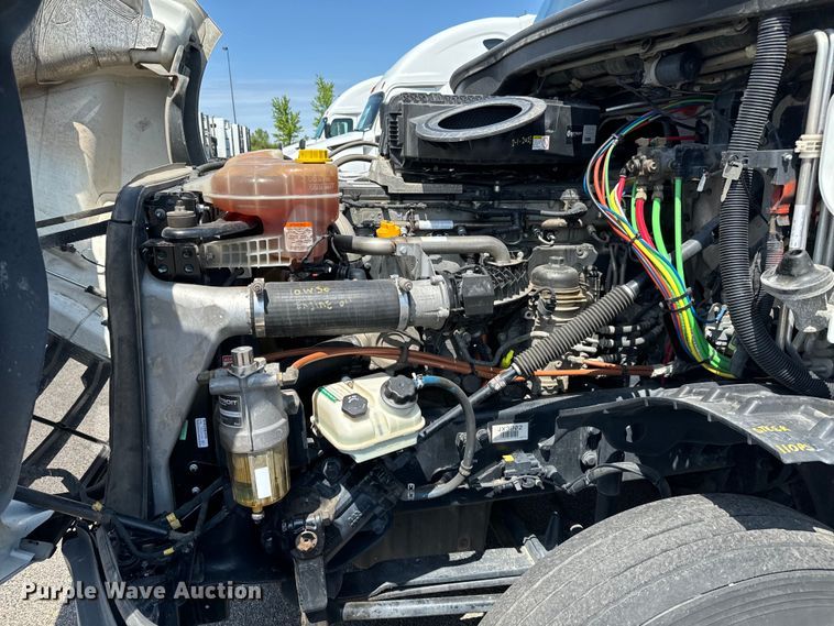 image for item NH9197 2018 Freightliner  Cascadia semi truck