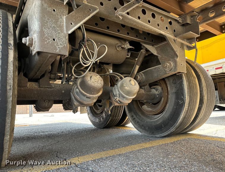 image for item NL9835 1999 Stoughton  AVW-535T-S-C-AR dry van trailer