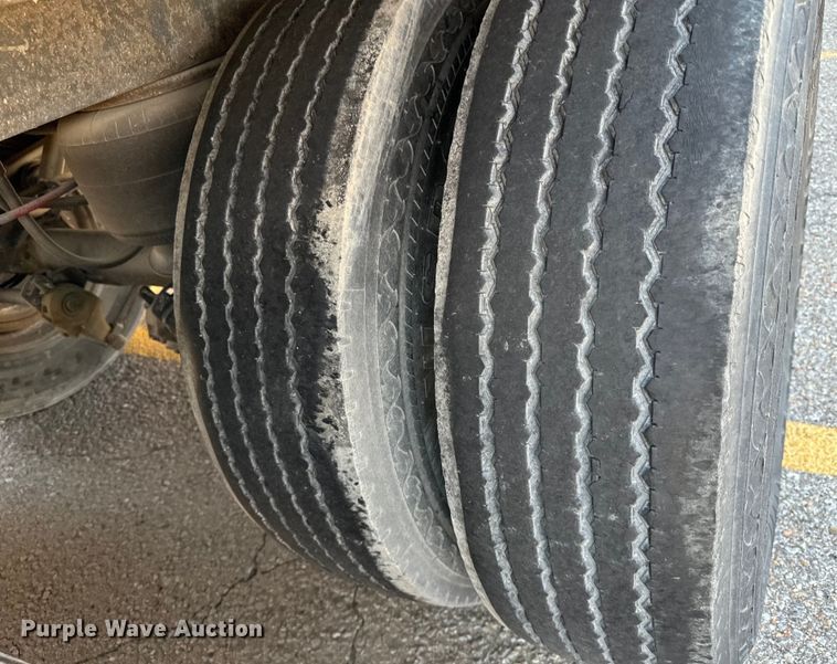 image for item NL9835 1999 Stoughton  AVW-535T-S-C-AR dry van trailer