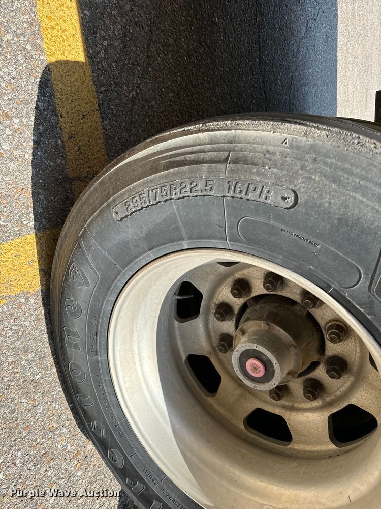 image for item NL9835 1999 Stoughton  AVW-535T-S-C-AR dry van trailer