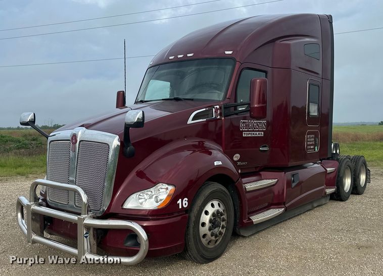 image for item NT9244 2021 Kenworth T680 semi truck