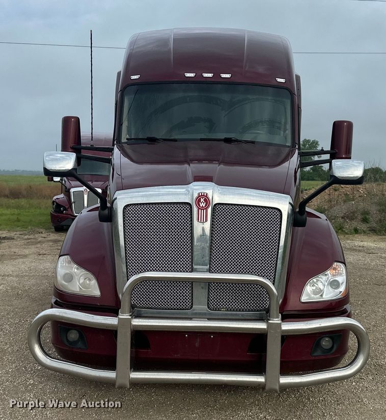 image for item NT9244 2021 Kenworth T680 semi truck