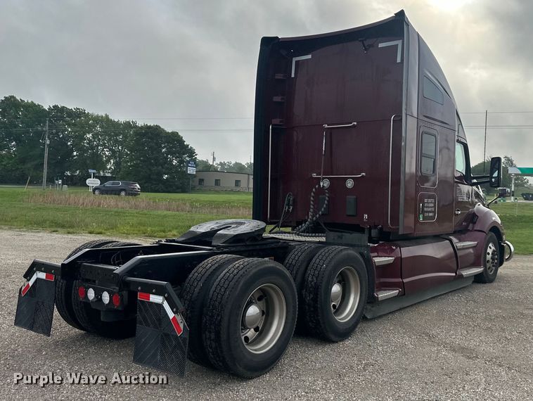 image for item NT9244 2021 Kenworth T680 semi truck