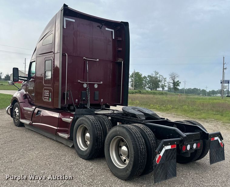 image for item NT9244 2021 Kenworth T680 semi truck