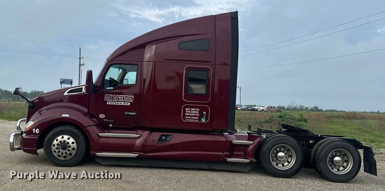 image for item NT9244 2021 Kenworth T680 semi truck