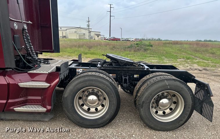 image for item NT9244 2021 Kenworth T680 semi truck