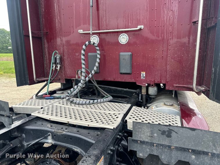 image for item NT9244 2021 Kenworth T680 semi truck