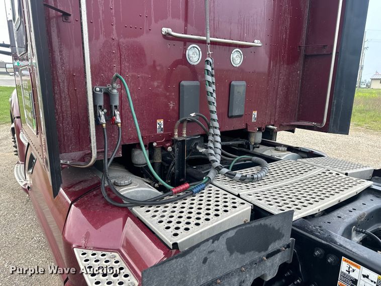 image for item NT9244 2021 Kenworth T680 semi truck