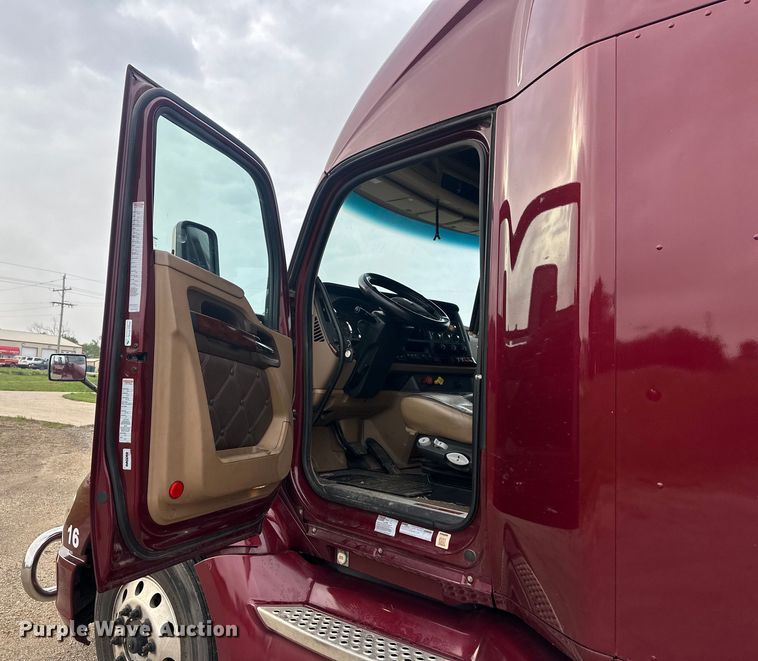 image for item NT9244 2021 Kenworth T680 semi truck