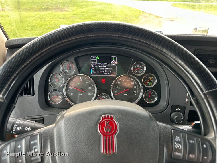 image for item NT9244 2021 Kenworth T680 semi truck