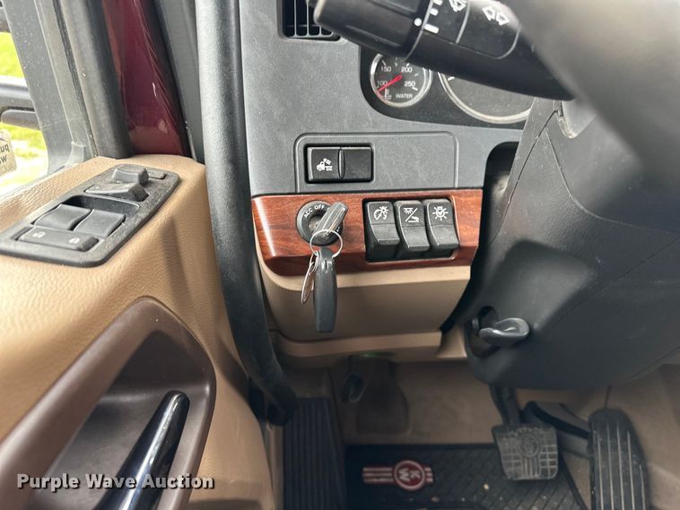 image for item NT9244 2021 Kenworth T680 semi truck