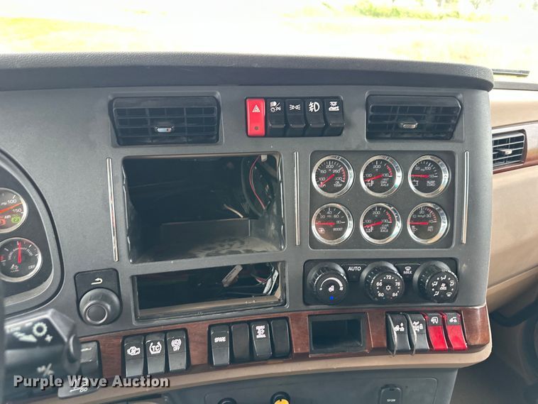 image for item NT9244 2021 Kenworth T680 semi truck