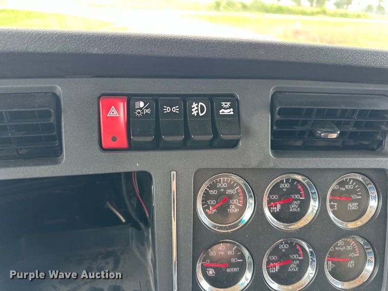 image for item NT9244 2021 Kenworth T680 semi truck