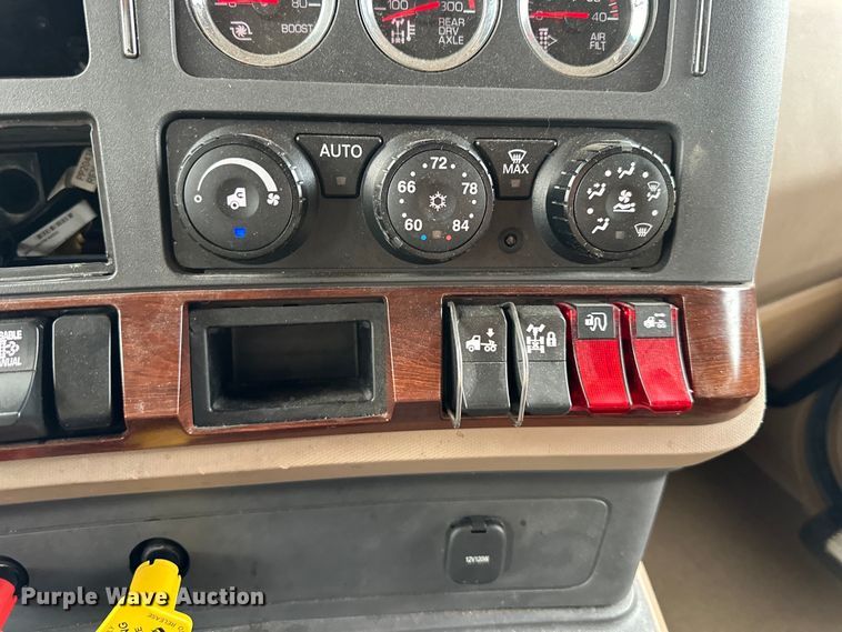 image for item NT9244 2021 Kenworth T680 semi truck