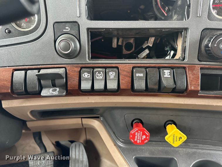 image for item NT9244 2021 Kenworth T680 semi truck