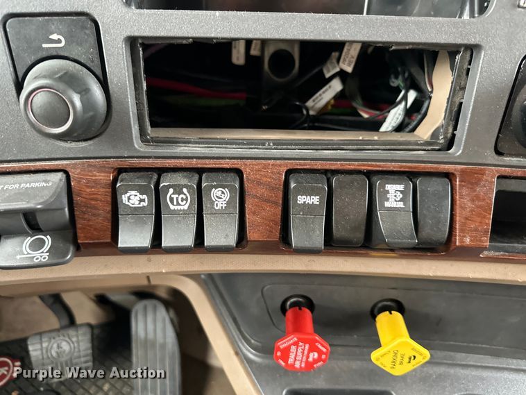 image for item NT9244 2021 Kenworth T680 semi truck