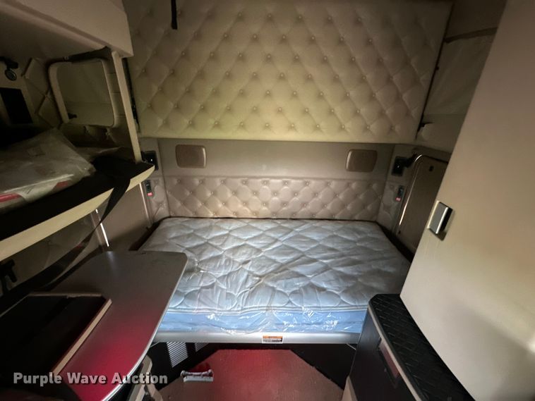 image for item NT9244 2021 Kenworth T680 semi truck