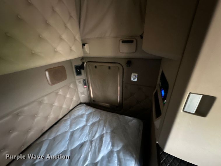 image for item NT9244 2021 Kenworth T680 semi truck