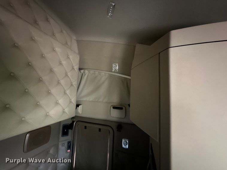 image for item NT9244 2021 Kenworth T680 semi truck