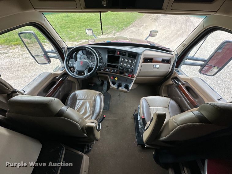 image for item NT9244 2021 Kenworth T680 semi truck