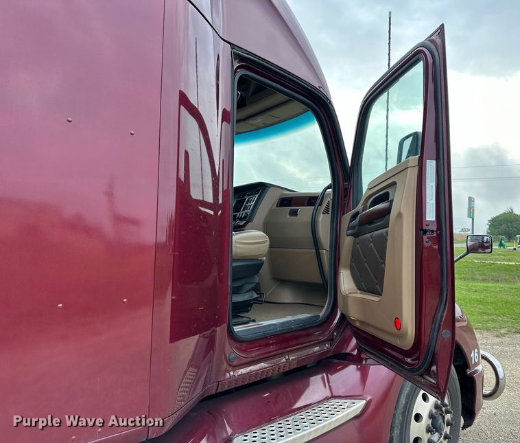 image for item NT9244 2021 Kenworth T680 semi truck