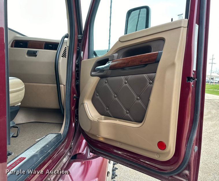 image for item NT9244 2021 Kenworth T680 semi truck