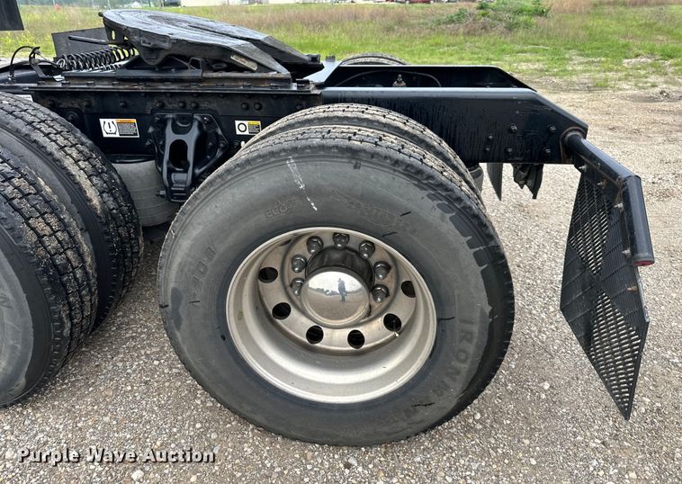 image for item NT9244 2021 Kenworth T680 semi truck