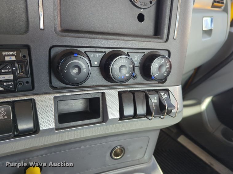 image for item NZ9274 2020 Kenworth T680 semi truck