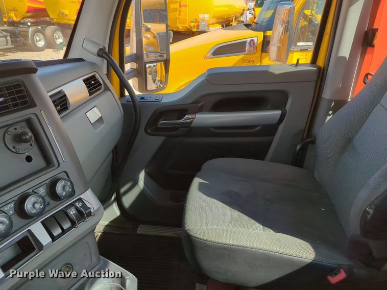 image for item NZ9274 2020 Kenworth T680 semi truck