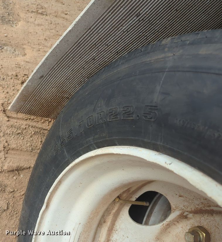 image for item NZ9741 1989 Trailmobile F73T-6FEA drop deck equipment trailer