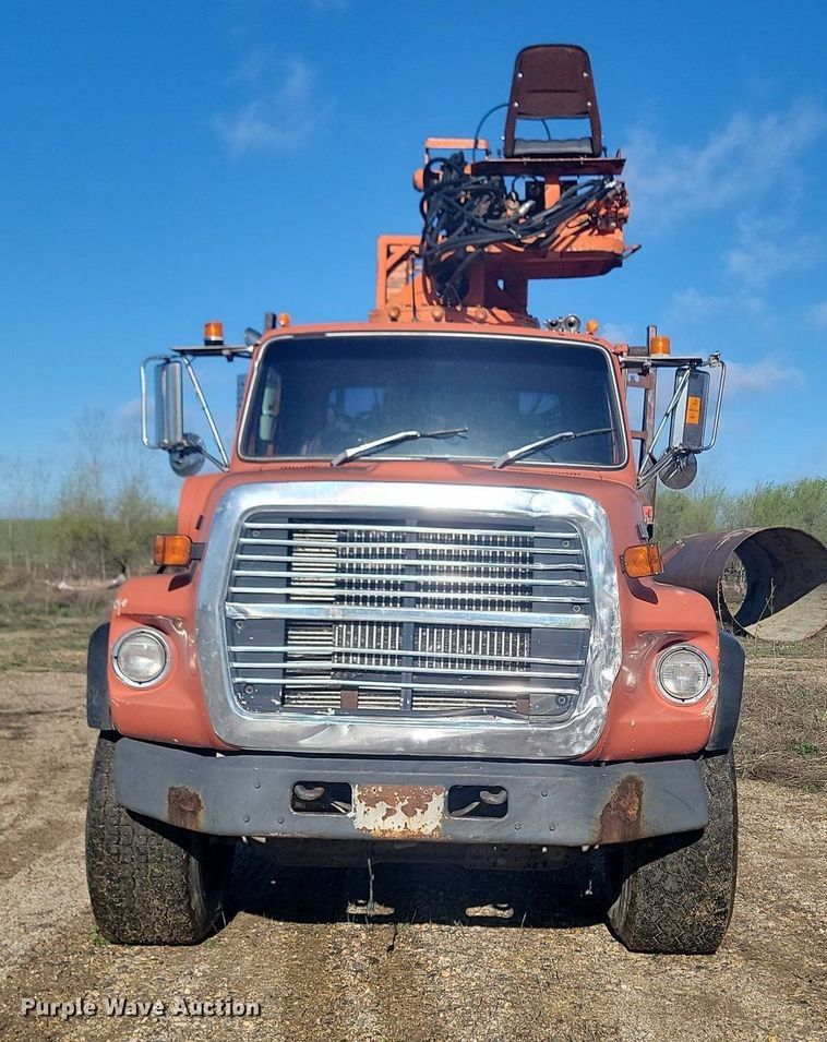image for item NZ9833 1992 Ford  L9000 log loading truck 