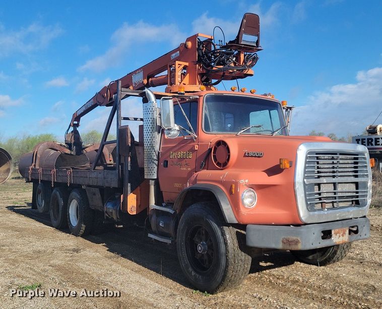 image for item NZ9833 1992 Ford  L9000 log loading truck 