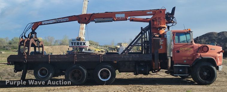 image for item NZ9833 1992 Ford  L9000 log loading truck 