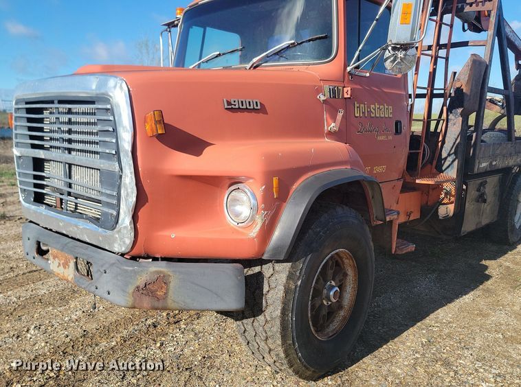 image for item NZ9833 1992 Ford  L9000 log loading truck 