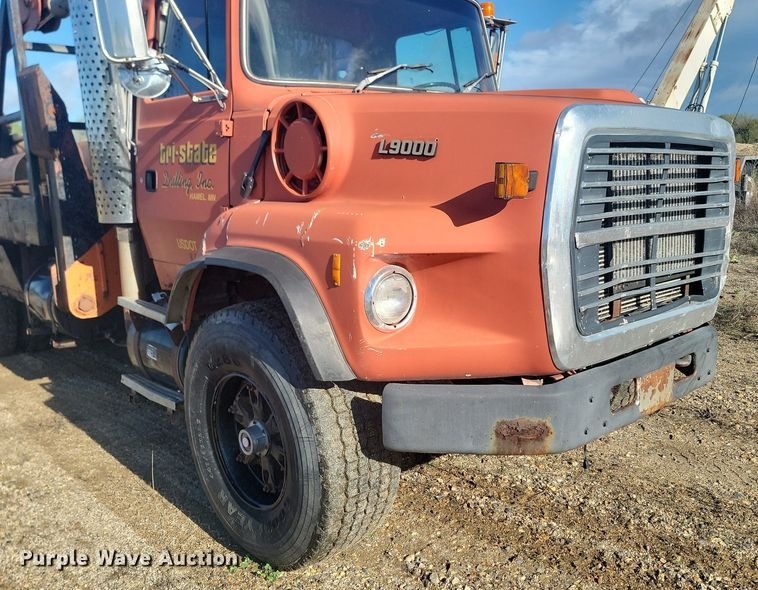 image for item NZ9833 1992 Ford  L9000 log loading truck 